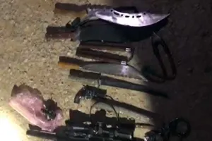 Dao, kiếm, mã tấu, mìn tự chế, đạn chì mà công an huyện Lệ Thủy bắt giữ trên xe Quang