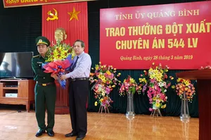 Ông Hoàng Đăng Quang Bí Thư Tỉnh ủy Quảng Bình tặng hoa khen thưởng đột xuất Ban chuyên án