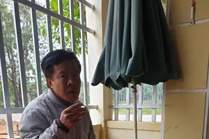 Tại một quán cà phê, ông Tuyển nói về kế hoạch xin việc cho ai có nhu cầu làm an ninh sân bay Đồng Hới