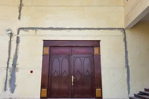 Chi chít vết nứt toác ở nhà hát tỉnh Quảng Bình. Trong ảnh là vết nứt ở cửa hông của tòa nhà.