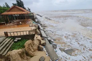 Công trình kè biển vừa xây đã sụp đổ