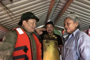 Bí thư Tỉnh ủy Quảng Bình, ông Vũ Đại Thắng thăm hỏi bà con xã Tân Hóa