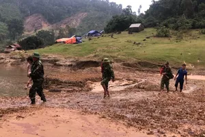 Bộ đội biên phòng Quảng Bình bồng bế trẻ em bản Sắt tới trường trên đồi Gió Hú.