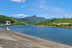 Hồ chứa nước Trôốc Trâu dụng tích gần 12 triệu m3 không phát huy tác dụng do không có hệ thống kênh mương hạ du và cửa cống xả chắn