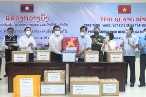 Quảng Bình tặng thuốc và thiết bị y tế cho tỉnh Khăm Muộn, Lào