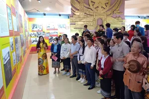 Khai mạc triển lãm sách, ảnh với chủ đề “65 năm Quảng Bình làm theo lời Bác Hồ dạy”