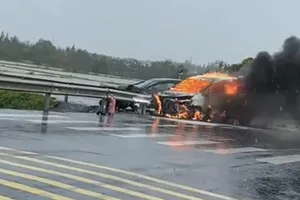 Xe mang BKS 73A-192.20 bị cháy trơ khung, tài xế đã kịp thời ra khỏi cabin, dập lửa nhưng không thành