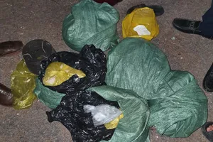 Bắt 2 người phụ nữ vận chuyển 50kg thuốc nổ