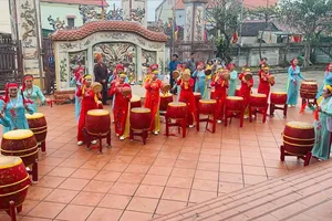 Mái đình bên bờ biển Đông