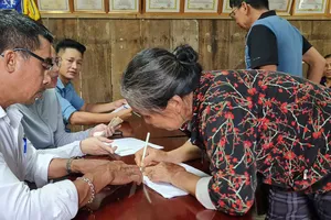 Quà Tết Độc lập vượt lũ đến tận bản vùng biên Quảng Trị