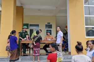 “Cha nuôi quân hàm xanh” gieo mầm tri thức cho trẻ em biên giới