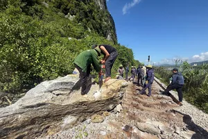 Đường sắt Bắc-Nam qua Quảng Trị thông tuyến sau nhiều giờ tê liệt 