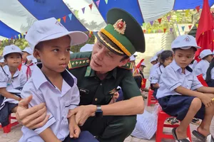 Hàng trăm suất học bổng, quà tặng đến học sinh vùng biên, đặc khu