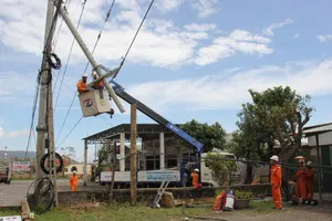 Chạy đua với thời gian khôi phục điện sau bão số 10