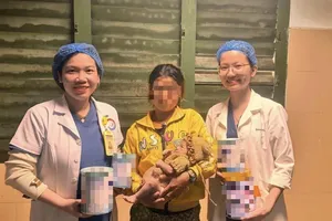 Quảng Trị: Cứu sống bé 5 ngày tuổi thủng dạ dày do mẹ cho ăn cơm quá sớm