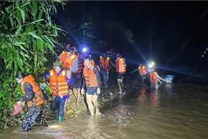 Quảng Trị: Giải cứu 6 người dân mắc kẹt nhiều ngày trong mưa lũ