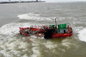Quảng Trị: Ứng cứu kịp thời 8 ngư dân bị nạn trên biển