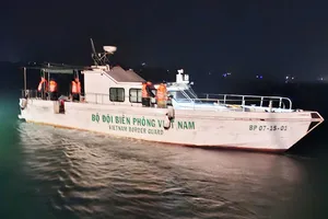 Cứu sống 2 ngư dân bị chìm thuyền trong đêm tại cửa Gianh