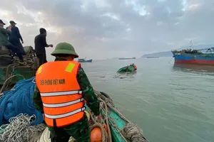 Tàu cá chìm gần đảo Hòn La, 4 ngư dân được cứu sống