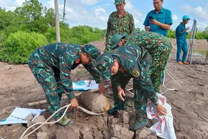 Đào vuông tôm, phát hiện bom 112kg còn ngòi nổ