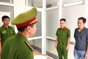 Cơ quan công an tống đạt quyết định khởi tố bị can đối với ông Học. Ảnh: CACC