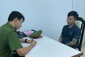 Đối tượng Phạm Văn Thông tại cơ quan điều tra. Ảnh: CACC