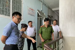 Cán bộ kiểm tra hướng dẫn người dân công tác phòng cháy chữa cháy