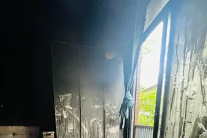 Căn phòng tầng 3 ám khói đen do lửa lớn