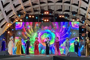 Phần trình diễn áo dài đầy màu sắc 