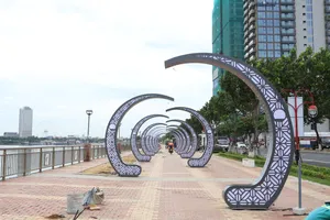 Các mô hình trang trí trên Phố đi bộ Bạch Đằng cơ bản đã hình thành