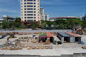 Hai đội Ba Lan và Đức đang khẩn trương hoàn thành các khâu lắp đặt pháo, chuẩn bị cho đêm thi "Tình yêu diệu kỳ" 