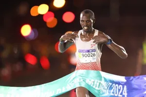 VĐV Edwin Kiptoo vô địch cự ly 42km. Ảnh: BTC
