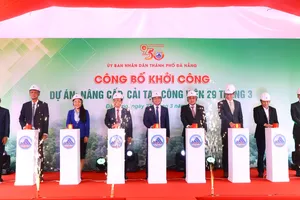 Các đại biểu nhấn nút khởi công dự án nâng cấp, cải tại Công viên 29 tháng 3