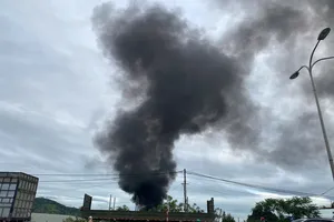 Vụ cháy tạo cột khói cao hàng trăm mét