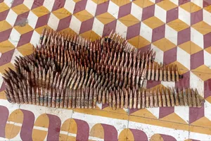 Người dân phát hiện hơn 400 viên đạn khi đào móng nhà