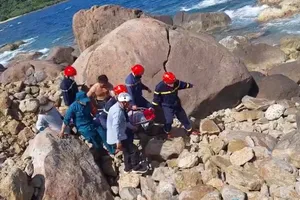 Lực lượng Cảnh sát PCCC và CNCH đưa thi thể nạn nhân ra khỏi khu vực hiểm trở. Ảnh: Công an TP Đà Nẵng