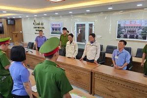 Cơ quan Cảnh sát điều tra Công an TP Đà Nẵng tống đạt quyết định khởi tố vụ án, khởi tố bị can 3 đối tượng. Ảnh: CACC