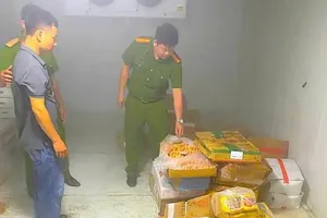 Hiện trường lực lượng chức năng kiểm tra thực phẩm không rõ nguồn gốc