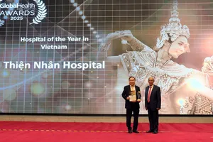 Ông Narender Panjwani - Nhà sáng lập kiêm Giám đốc Điều hành Global Health Asia-Pacific trao giải cho ThS. BS Ngô Đức Hải - Nhà sáng lập, Chủ tịch HĐQT kiêm Tổng Giám đốc Thiện Nhân