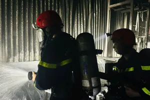 Lực lượng PCCC tham gia dập lửa