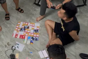 Nguyễn Việt Hoàng và tang vật vụ án. Ảnh: CACC