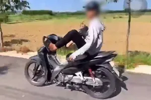 Hình ảnh L.V.N. điều khiển xe máy bằng 2 chân