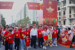 Hơn 5.000 người hưởng ứng, tham gia chương trình đi bộ “Cùng Việt Nam tiến bước” 