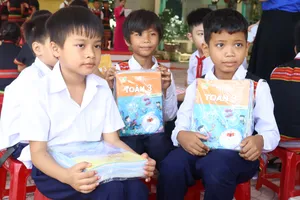 Tủ sách giáo khoa dùng chung xã Hòa Vang là mô hình ý nghĩa đối với nhà trường và các em học sinh