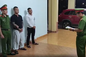 Nguyễn Tường và Đồng Phước Hiệu tại cơ quan điều tra. Ảnh: CACC