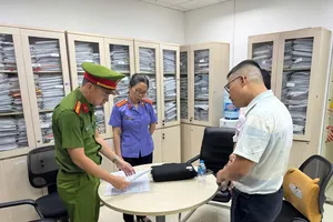 Cơ quan Cảnh sát điều tra - Công an TP Đà Nẵng đang thực hiện lệnh khám xét 