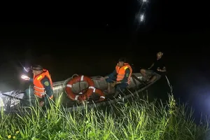 Lực lượng chức năng xuyên đêm tìm bé gái 3 tuổi mất tích ở sông Yên