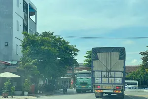 Xe tải trọng lớn đi vào tuyến đường liên xã ĐH2, chen lấn với xe máy gây mất an toàn giao thông