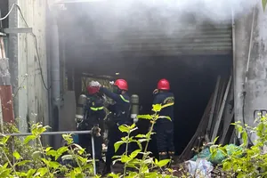 Lực lượng chữa cháy nỗ lực dập lửa