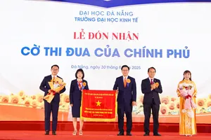 Trường Đại học Kinh tế – Đại học Đà Nẵng đón nhận cờ thi đua của Chính phủ nhân dịp kỷ niệm 50 năm xây dựng và phát triển